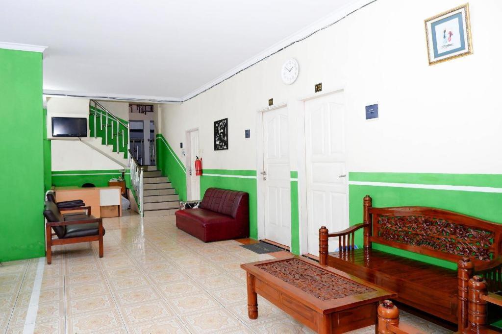 Oyo 338 Guest House Omah Manahan Syariah Solo Esterno foto