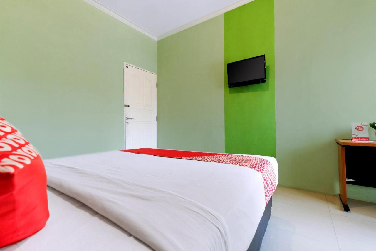 Oyo 338 Guest House Omah Manahan Syariah Solo Esterno foto